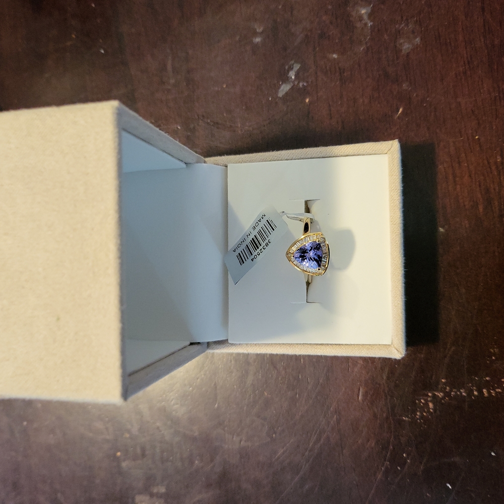 Tanzanite and diamond ring with 10kt gold.